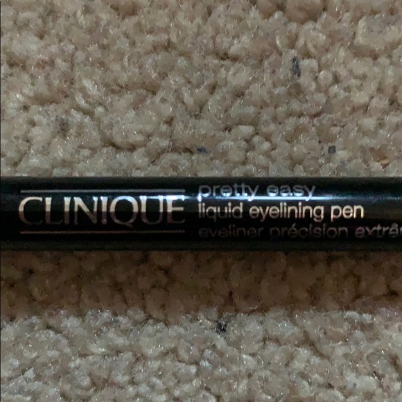 Clinique Pretty Easy Liquid Eyeliner Black - Picture 2 of 2